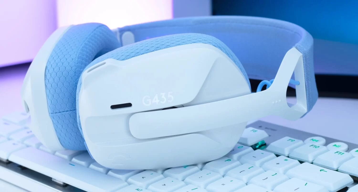 g435 gaming headset lifestyle 2 desktop