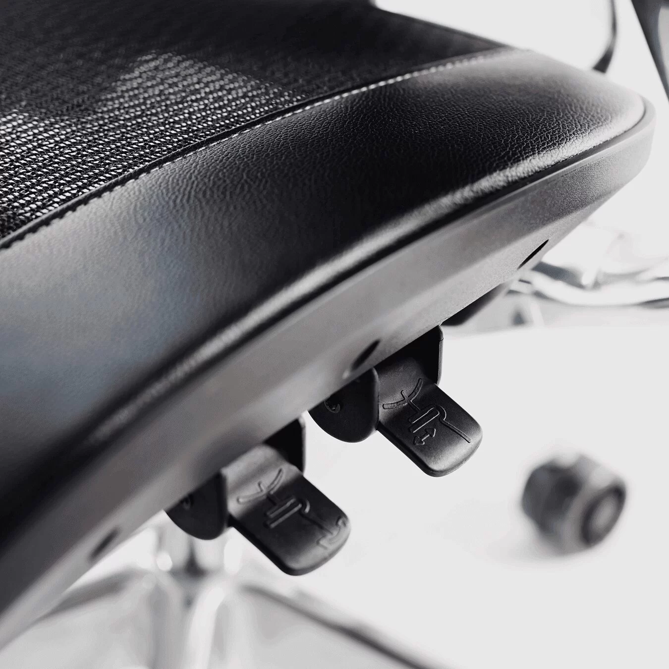 Cooler Master ERGO L Ergonomic Chair (CMI-GCEL-2019) - Black, 3D Cast Aluminium frame, 2D Aluminium Armrest, Class 4 Gas Lift 15 Cooler Master ERGO L Ergonomic Chair (CMI-GCEL-2019) - Black, 3D Cast Aluminium frame, 2D Aluminium Armrest, Class 4 Gas Lift - Ảnh 15