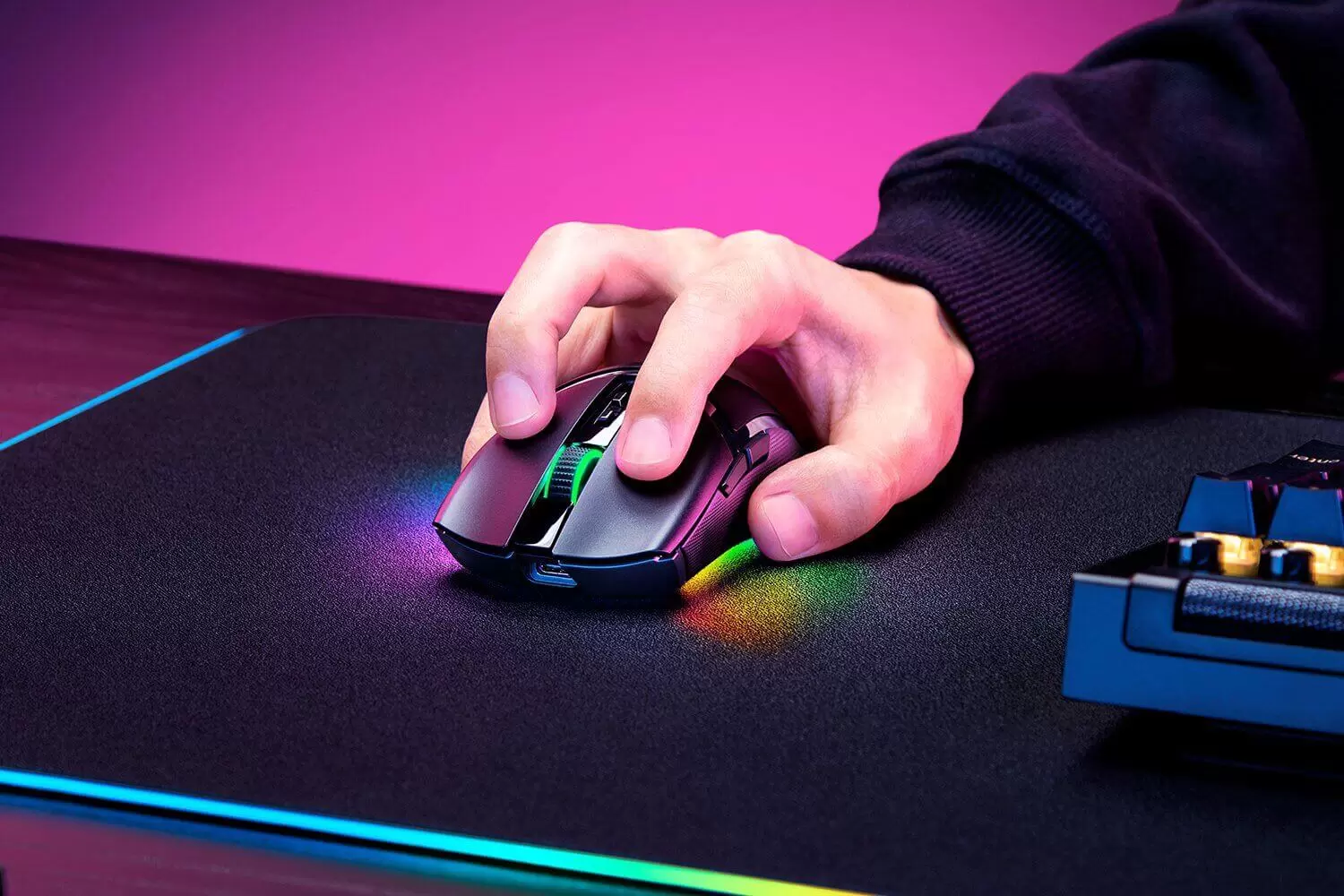 Razer Cobra Pro Wireless Black Gaming Mouse - 70g, 30000 dpi, Chroma RGB Lighting, Optical Mouse Switches Gen-3, Bluetooth & USB Type C 3 Razer Cobra Pro Wireless Black Gaming Mouse - 70g, 30000 dpi, Chroma RGB Lighting, Optical Mouse Switches Gen-3, Bluetooth & USB Type C - Ảnh 3