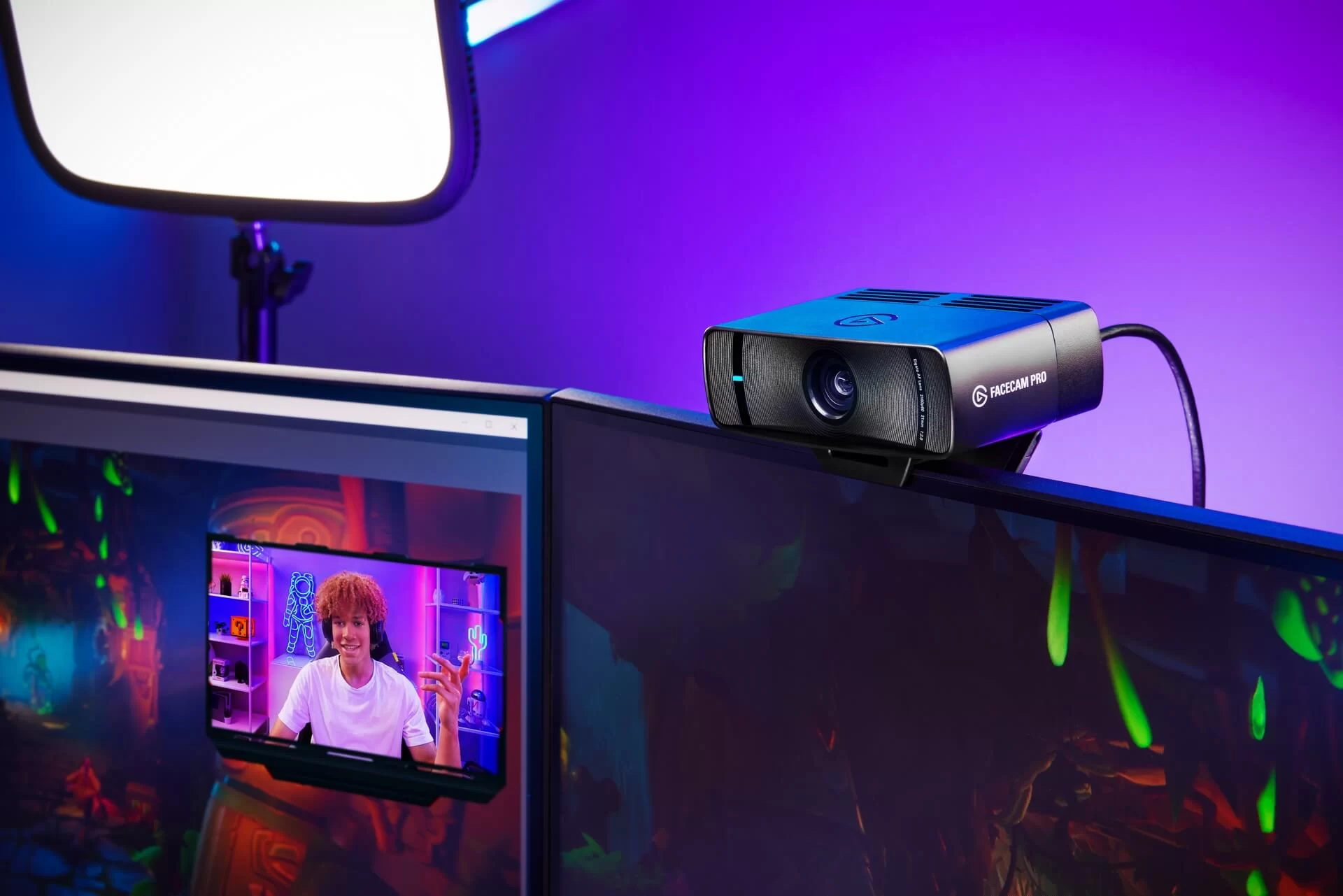 Facecam Pro Lifestyle Shot 07