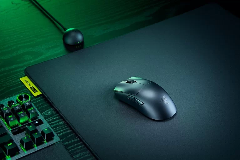 https medias p1.phoenix.razer .com sys master phoenix images container h1b h6a 10038664527902 260324 viper v4 pro black 1500x1000 2